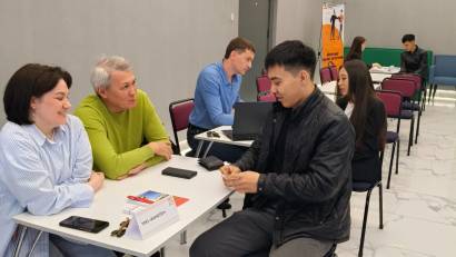 20 мая в стенах нового корпуса Kozybayev University прошла ярмарка вакансий для Факультета инженерии и цифровых технологий университета.